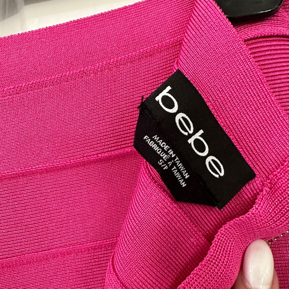 Hot pink / fuchsia colored bandage skirt with gold zipper - Picture 3 of 3